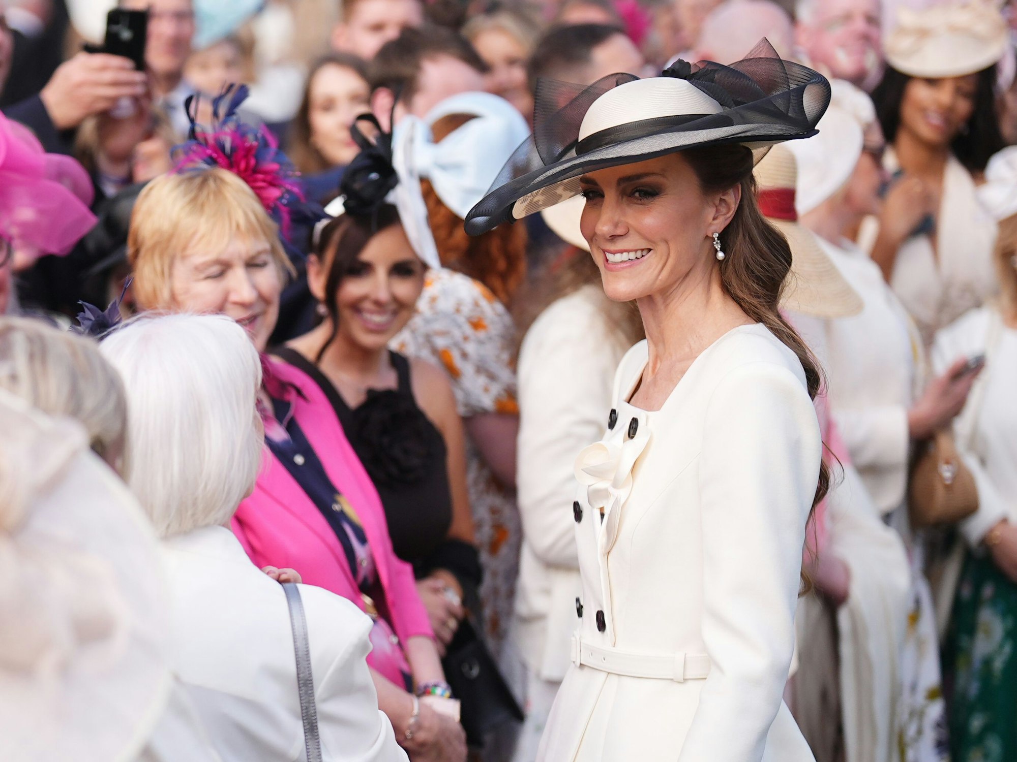 Prinzessin Kate trifft Gäste während einer königlichen Gartenparty im Buckingham Palace.