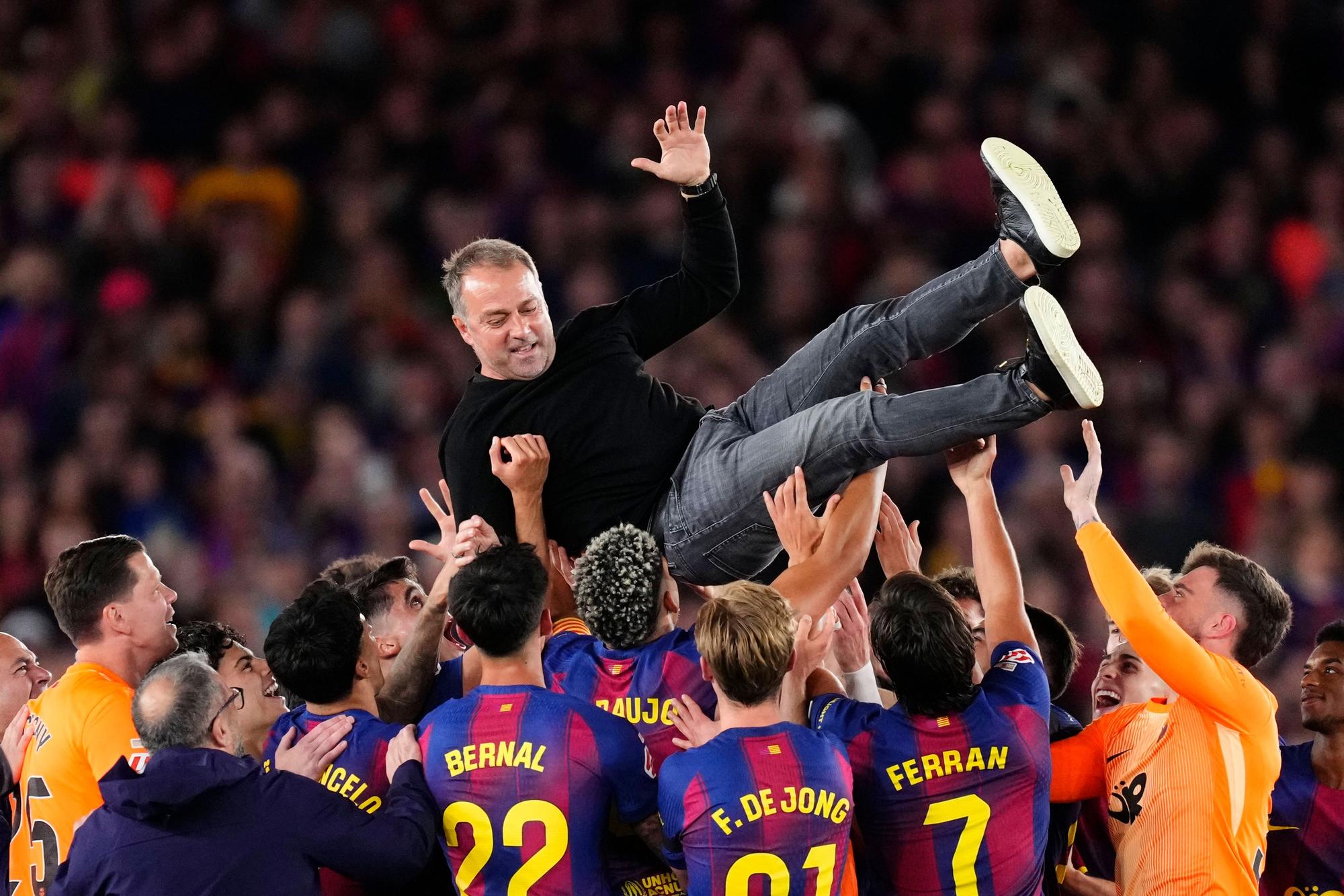 Die Profis des FC Barcelona lassen Hansi Flick hochleben.