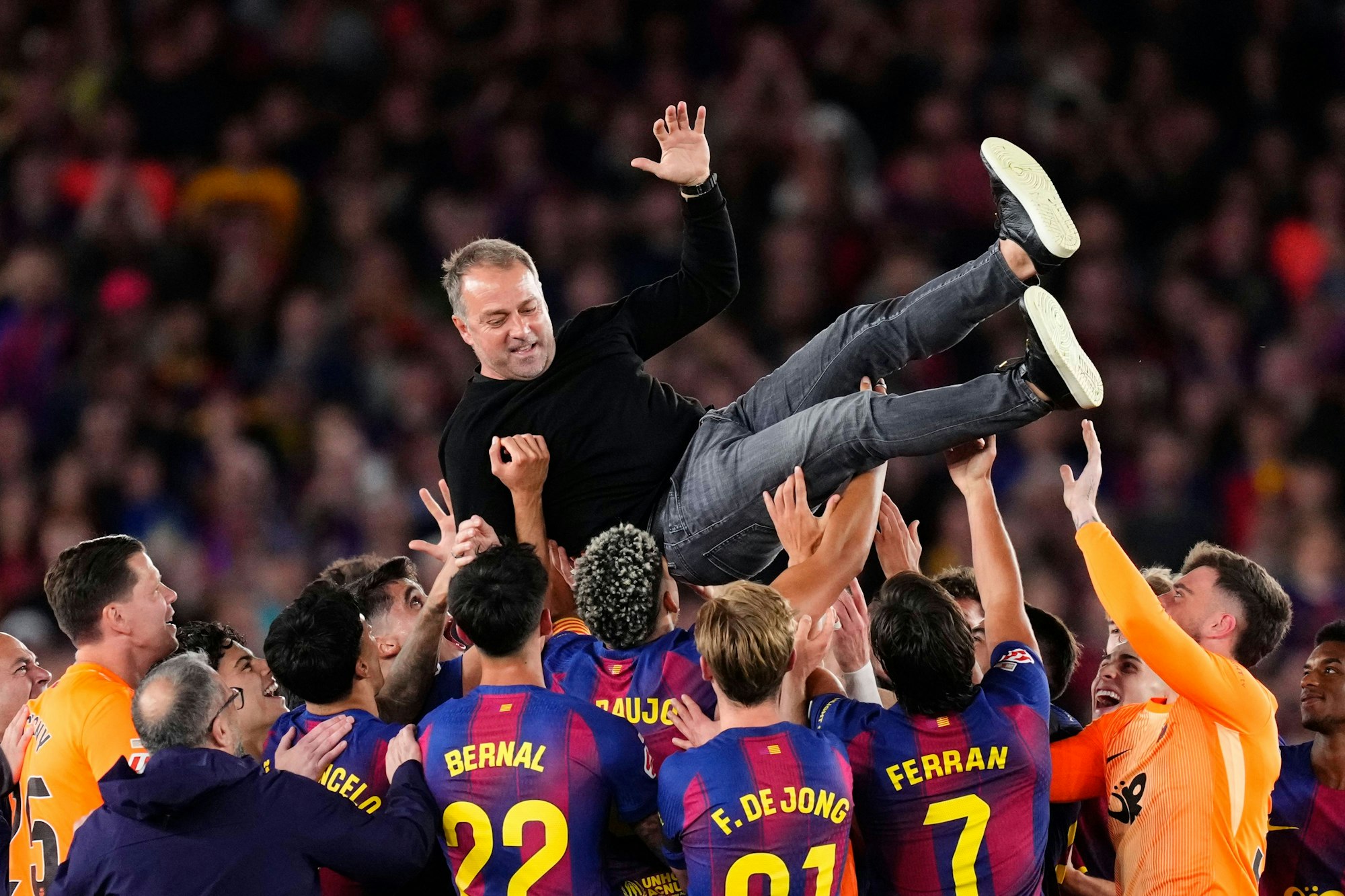 Die Profis des FC Barcelona lassen Hansi Flick hochleben.
