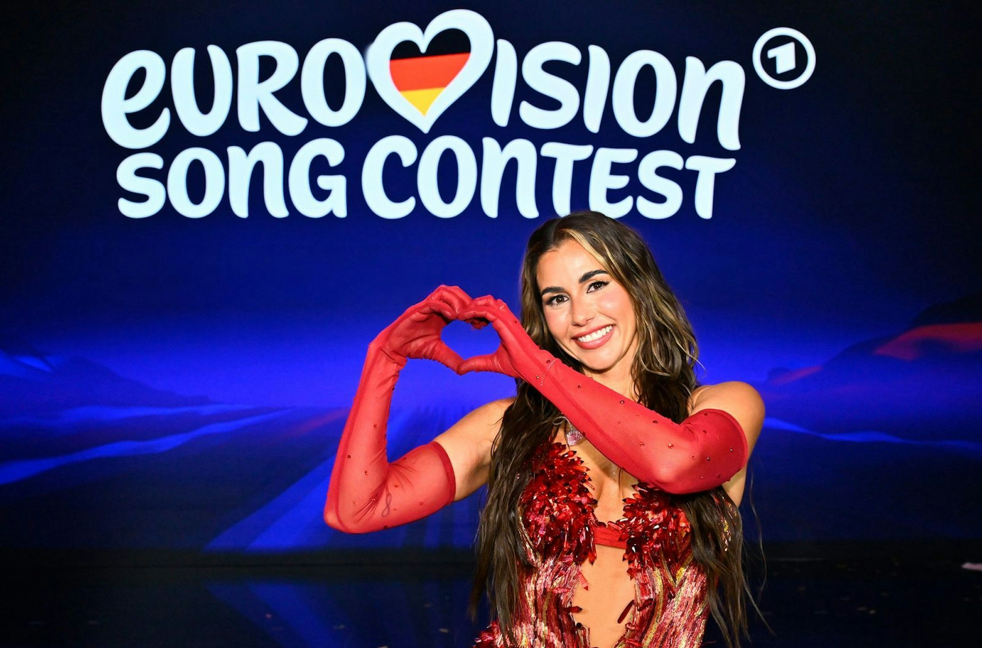 Sarah Engels, representing Germany, wird ihren Song „Fire“ beim ESC-Finale 2026 in Wien vortragen. Die vom Ersten wie immer live übertragene Show soll Bühnenmaßstäbe setzen. Die Favoriten kommen diesmal aus Finnland, Frankreich, Dänemark, Australien und Griechenland. (Bild: © ARD/SWR/Claudius Pflug)
