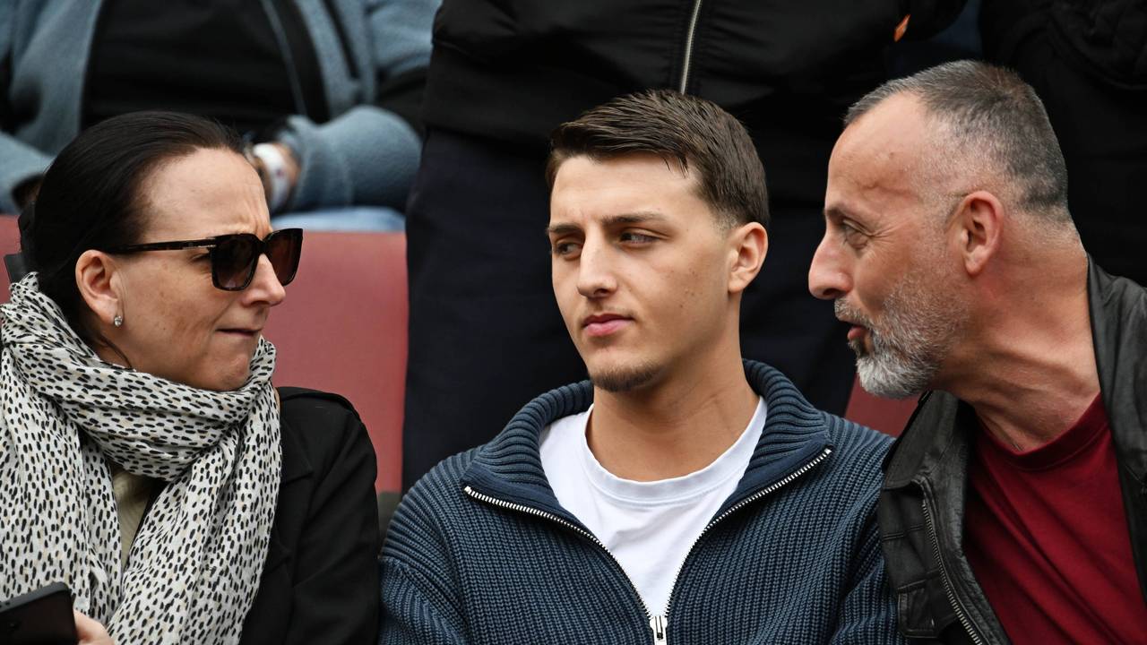 Malek El Mala sitzt auf der Tribüne im Stadion zwischen seinen Eltern.