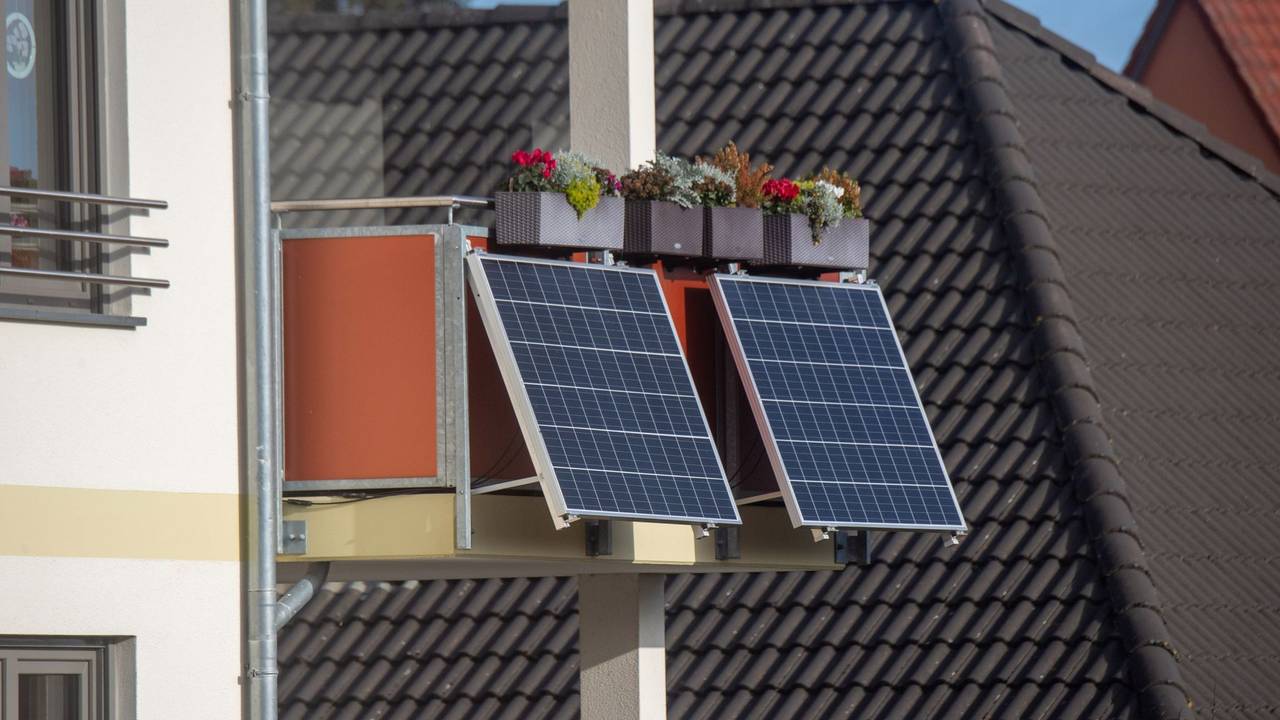 Solarmodule für ein Balkonkraftwerk hängen an einem Balkon