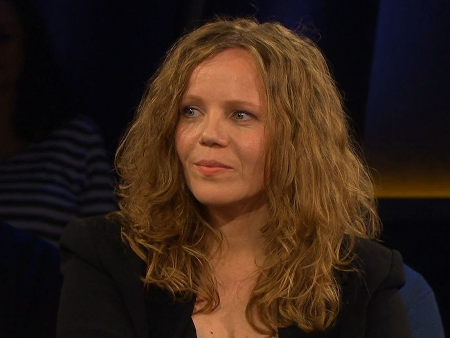 Sarah Bosetti blickte als Gast der „NDR Talk Show“ kritisch auf die öffentliche politische Debatte. (Bild: NDR)