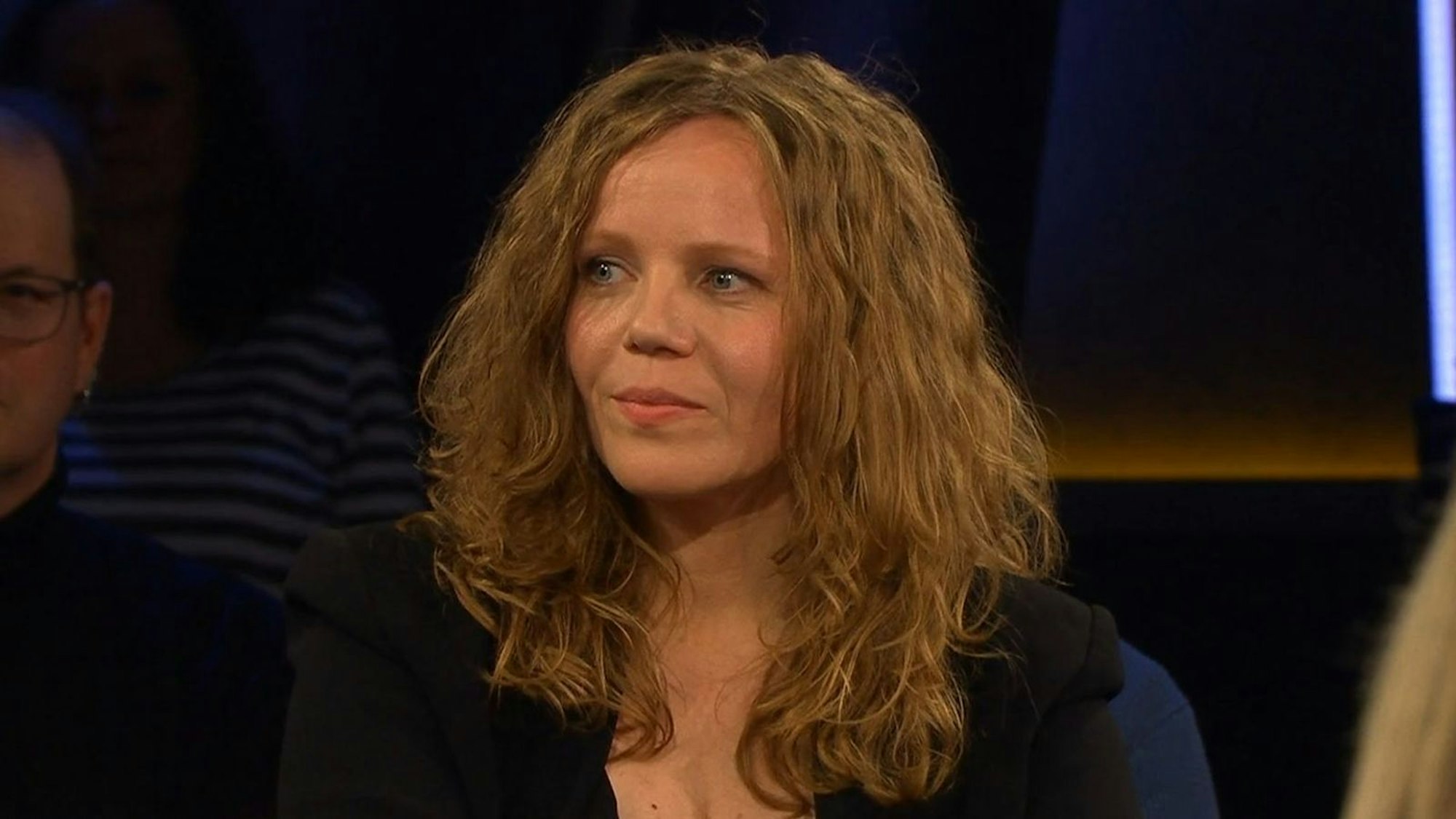 Sarah Bosetti blickte als Gast der „NDR Talk Show“ kritisch auf die öffentliche politische Debatte. (Bild: NDR)