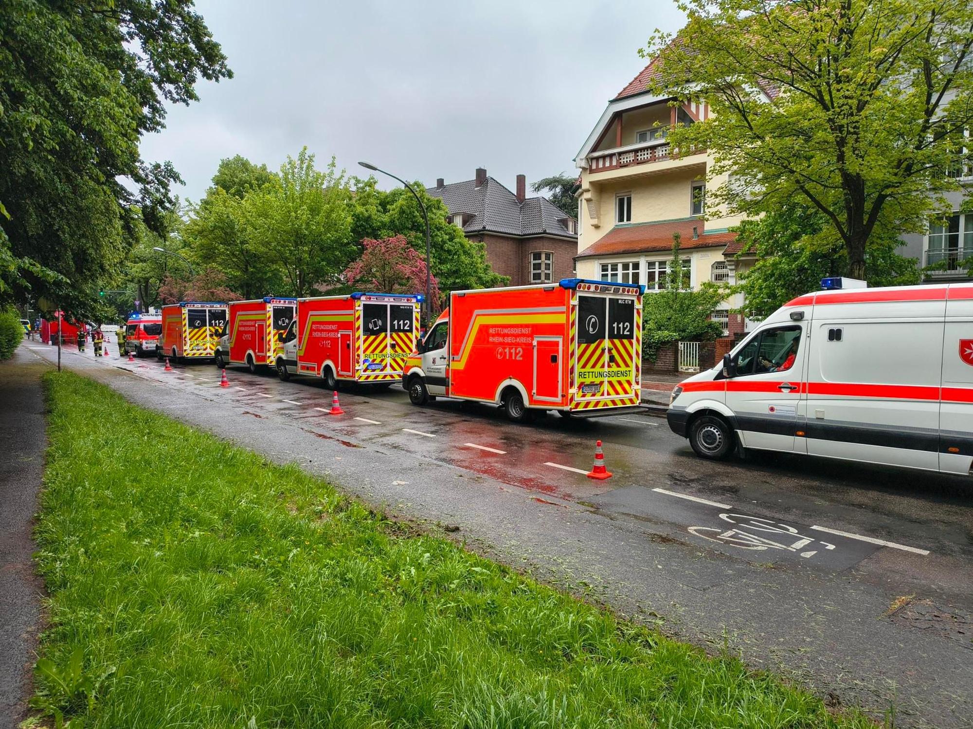 An der Kitschburger Straße warten die Krankenwagen für die Evakuierung des St.-Elisabeth-Krankenhaus Hohenlind.