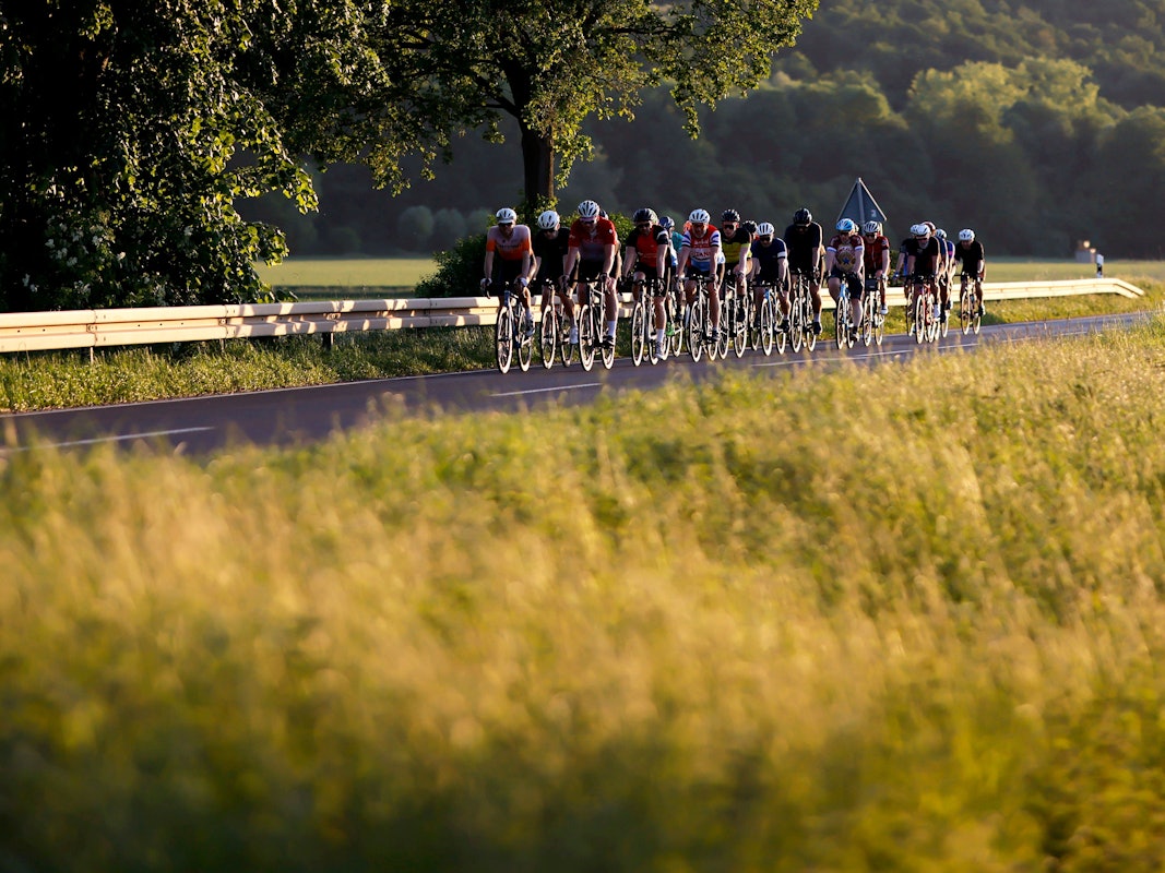 Radfahrer trainieren in der Gruppe für Radrennen wie Rund um Köln - hier auf einer Landstraße bei Bergheim im Mai 2025. (Symbolfoto)