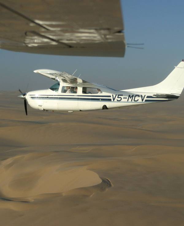 Flugzeug über Sandwüste