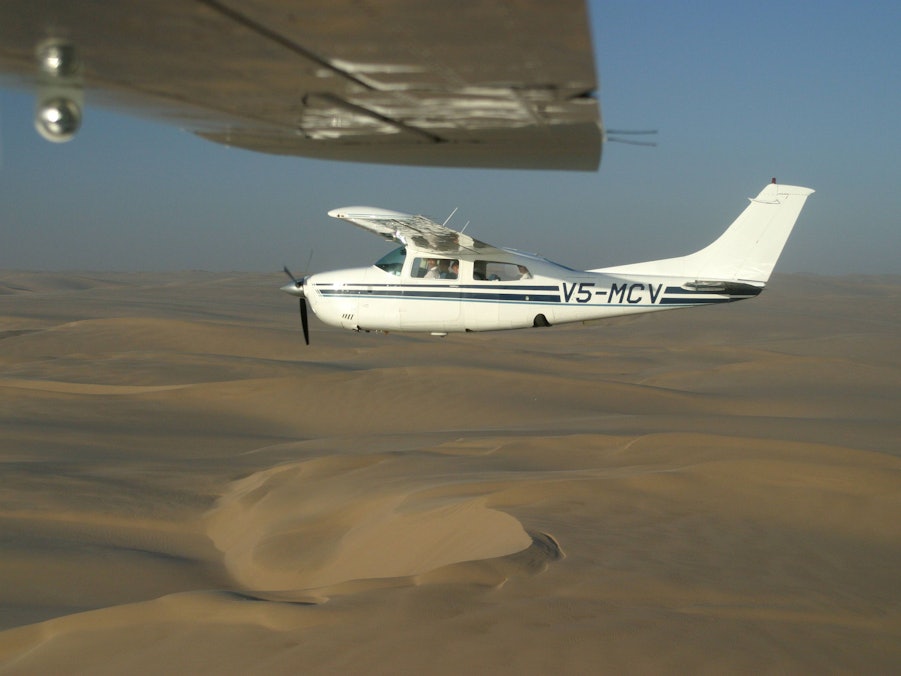 Flugzeug über Sandwüste