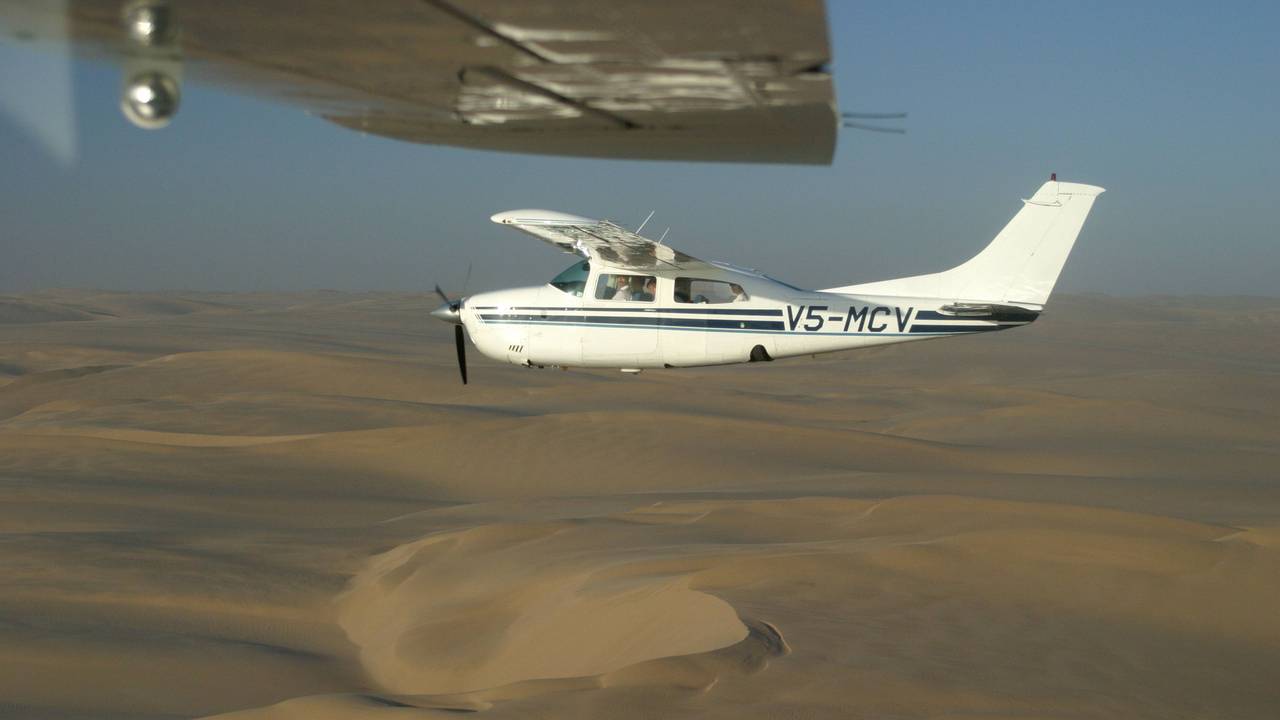 Flugzeug über Sandwüste