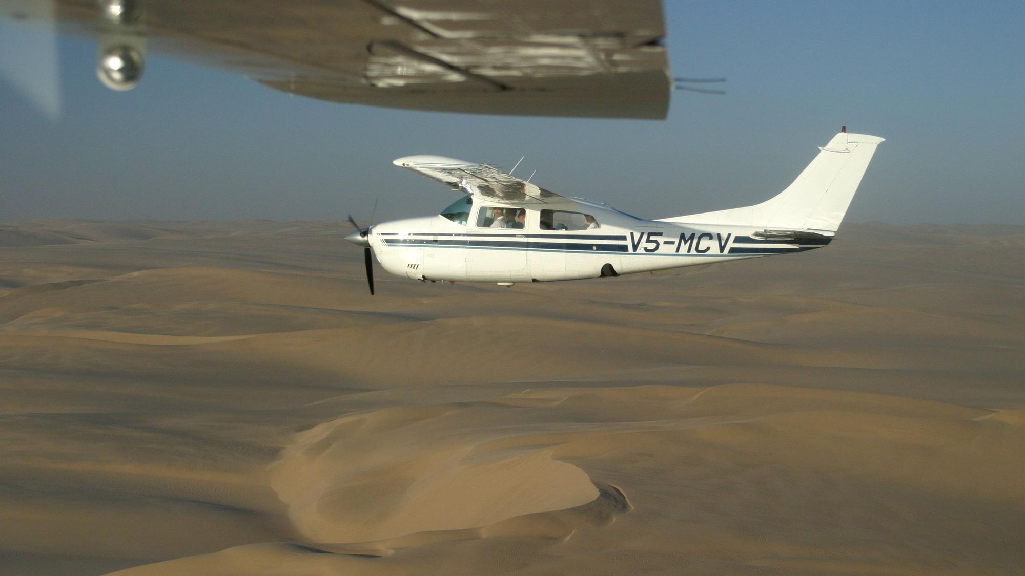 Flugzeug über Sandwüste