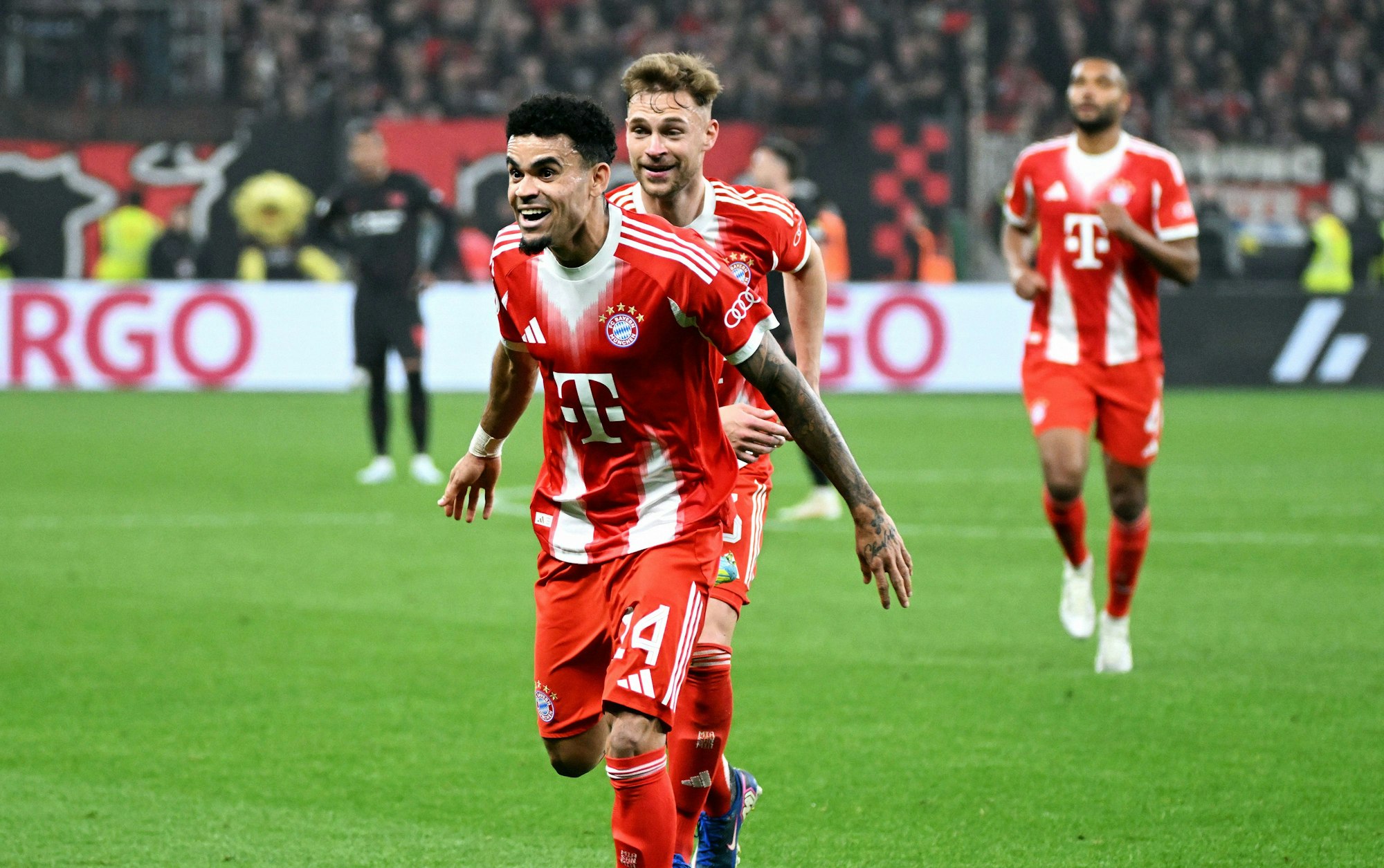 Luis Diaz (l.) und Josua Kimmich jubeln nach einem Treffer.