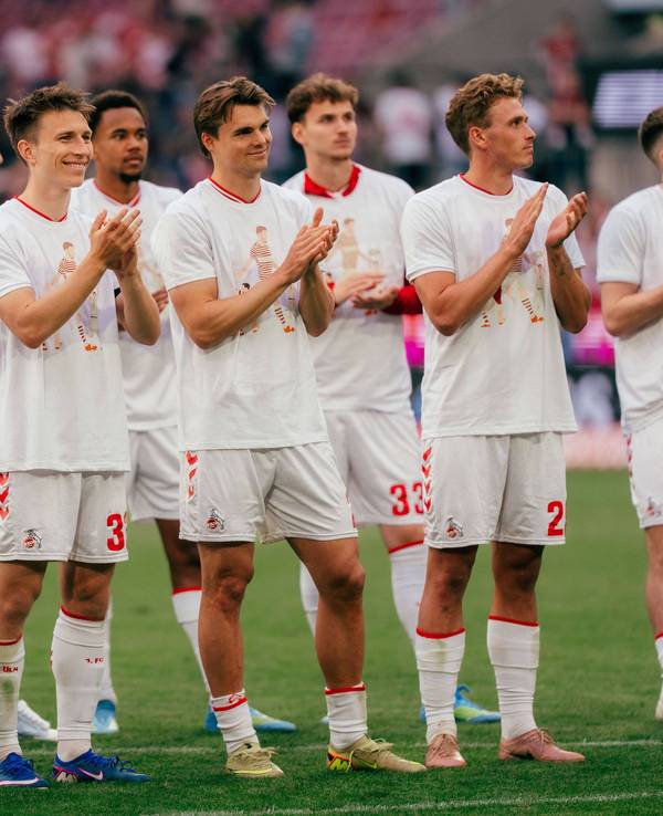 Die Mannschaft des 1. FC Köln lässt sich im Stadion feiern.