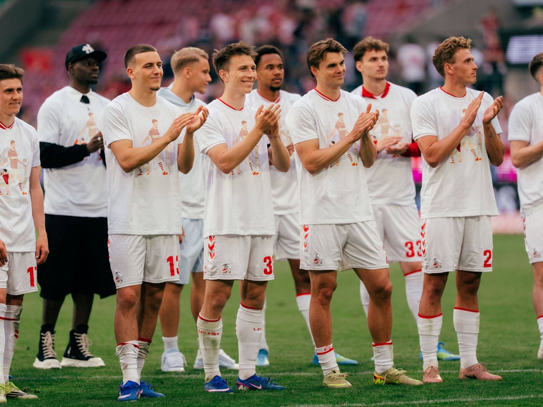 Die Mannschaft des 1. FC Köln lässt sich im Stadion feiern.
