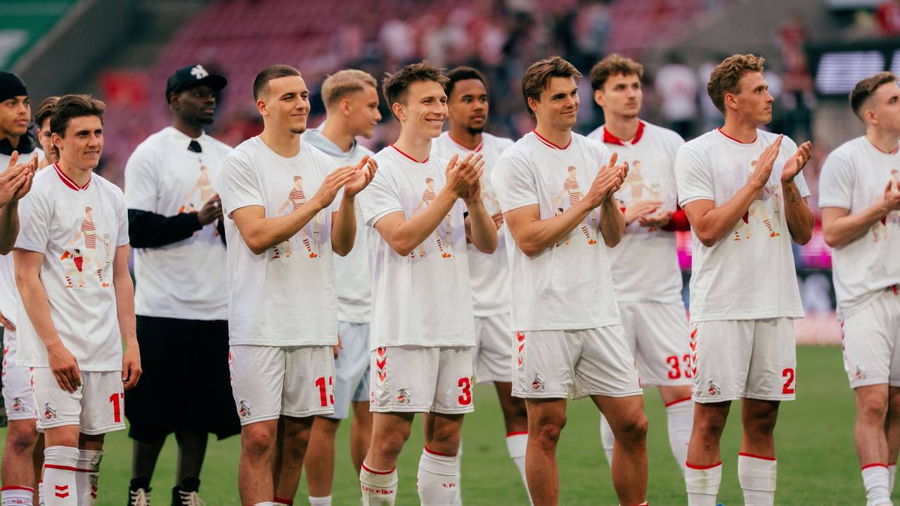 Die Mannschaft des 1. FC Köln lässt sich im Stadion feiern.