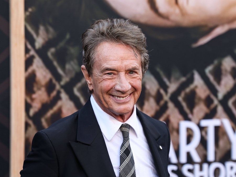 Martin Short lacht im Anzug