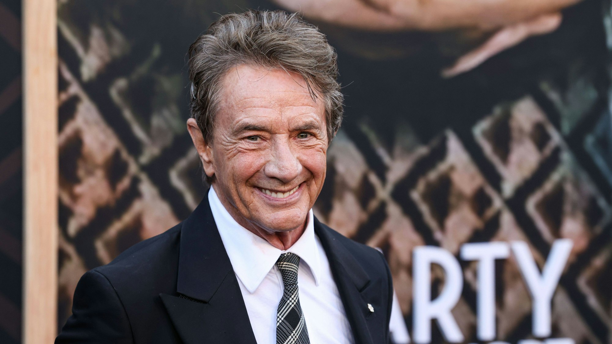 Martin Short lacht im Anzug