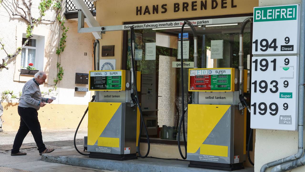 Herbert Brendel geht an seiner Tankstelle mit zwei Zapfsäulen, vier Zapfpistolen und vier Sorten Kraftstoff entlang.