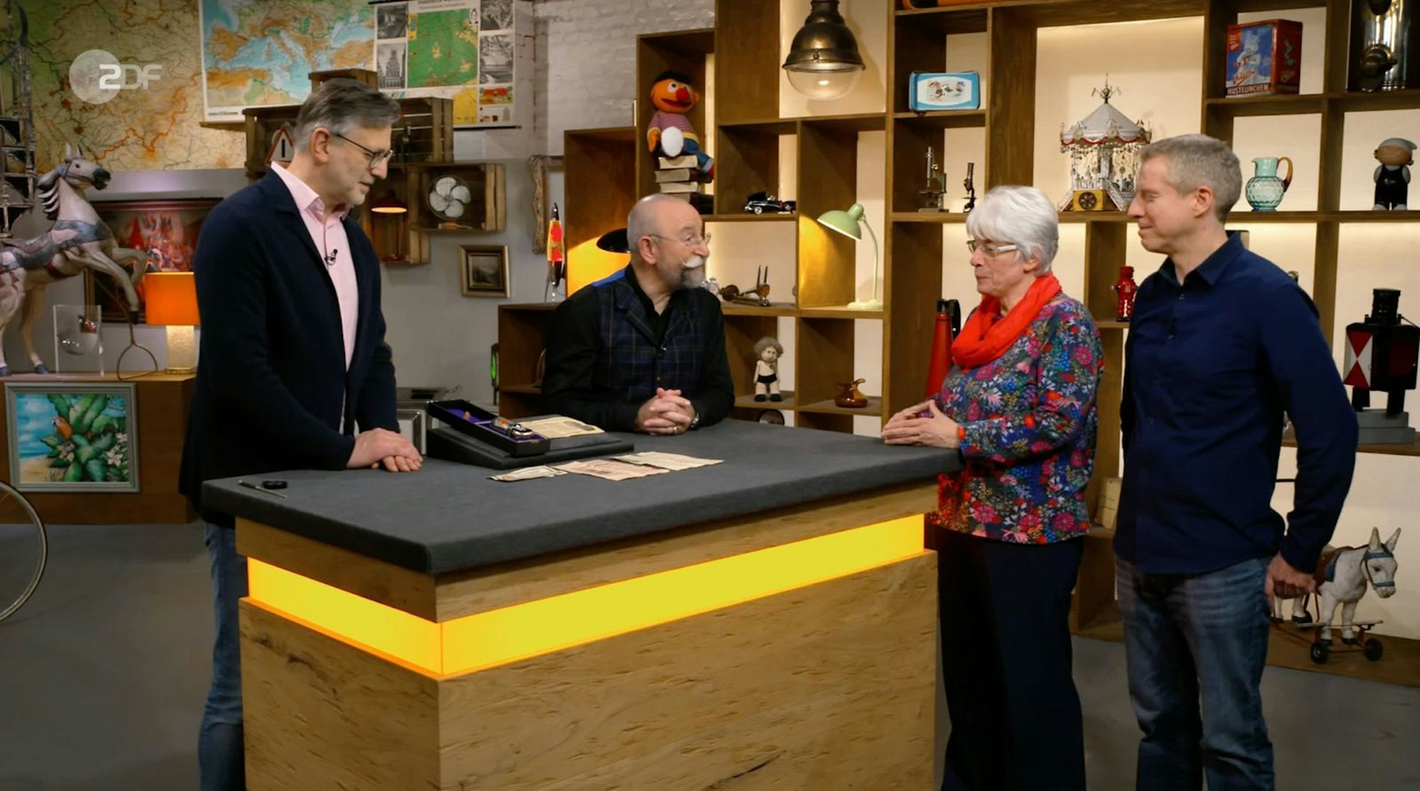 Ein durchweg sympathisches Verkäuferpaar stellte bei Detlev Kümmel (links) und Horst Lichter (Zweiter von links) ein historisches Massagegerät vor. (Bild: ZDF)