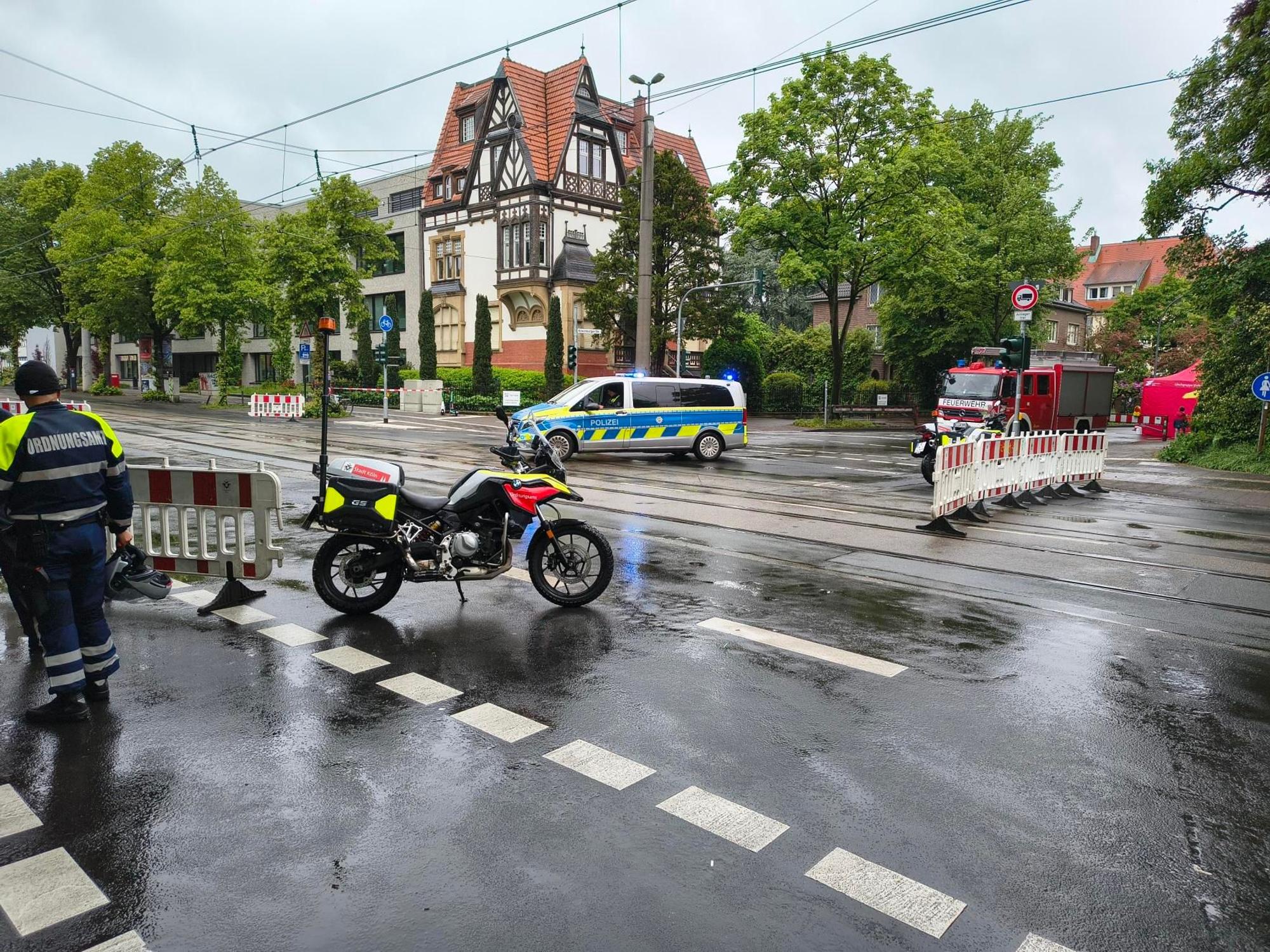 Die Kreuzung Ecke Kitschburger Straße/ Dürener Straße ist gesperrt.