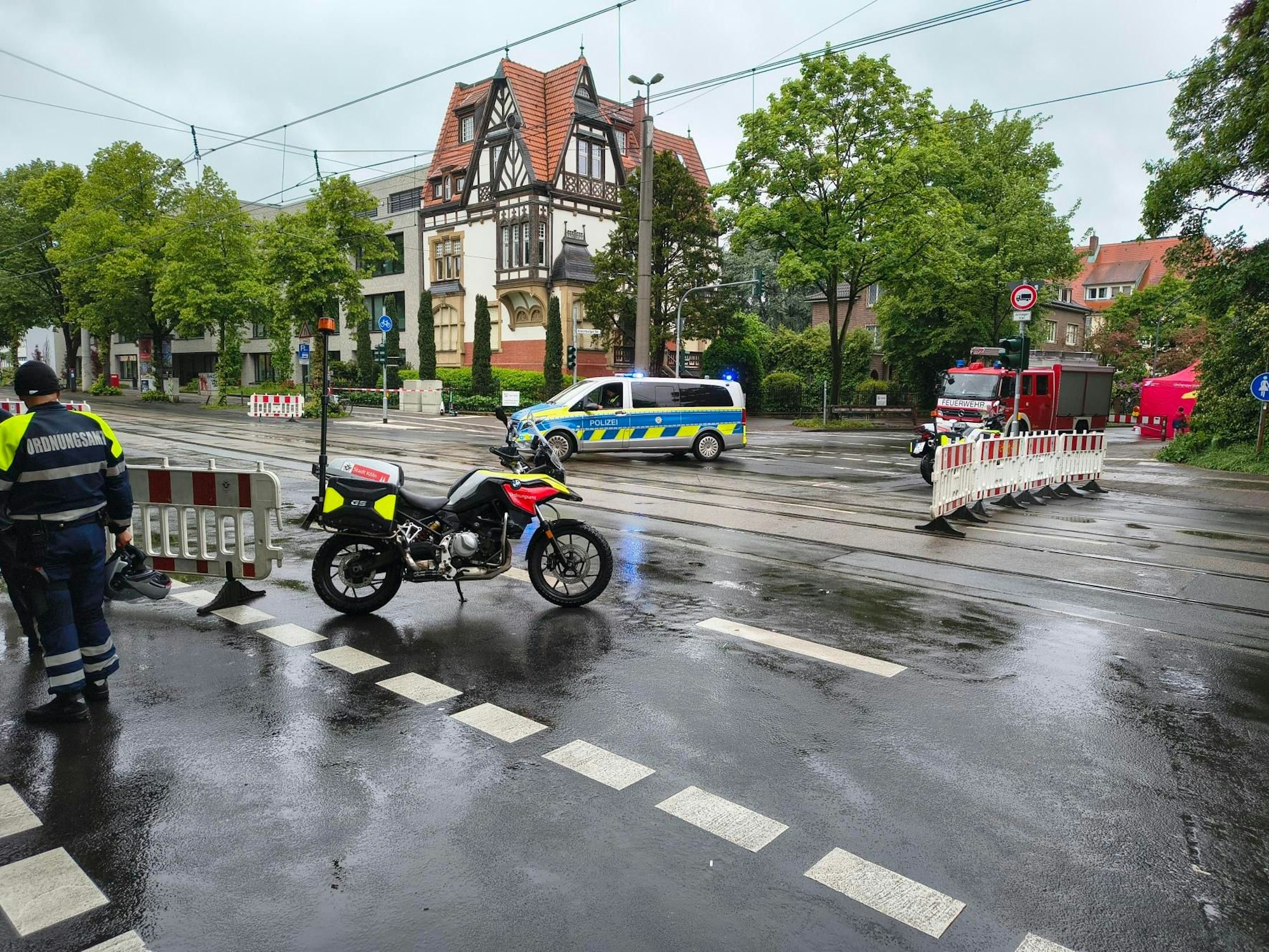 Die Kreuzung Ecke Kitschburger Straße/ Dürener Straße ist gesperrt.