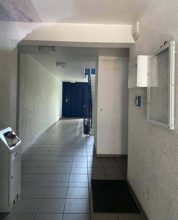 Im Treppenhaus des Ehrenfelder Mehrfamilienhauses erlag ein 47-jähriger Mann seinen Stichverletzungen.