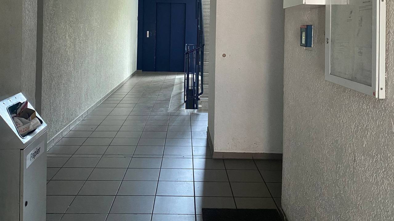 Im Treppenhaus des Ehrenfelder Mehrfamilienhauses erlag ein 47-jähriger Mann seinen Stichverletzungen.