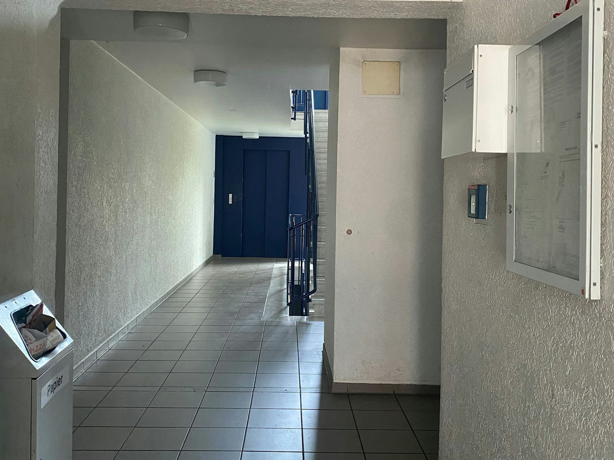 Im Treppenhaus des Ehrenfelder Mehrfamilienhauses erlag ein 47-jähriger Mann seinen Stichverletzungen.