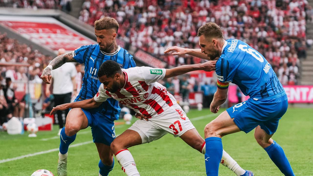 Zweikampf zwischen Linton Maina (Köln) und Niklas Dorsch sowie Patrick Mainka (Heidenheim).