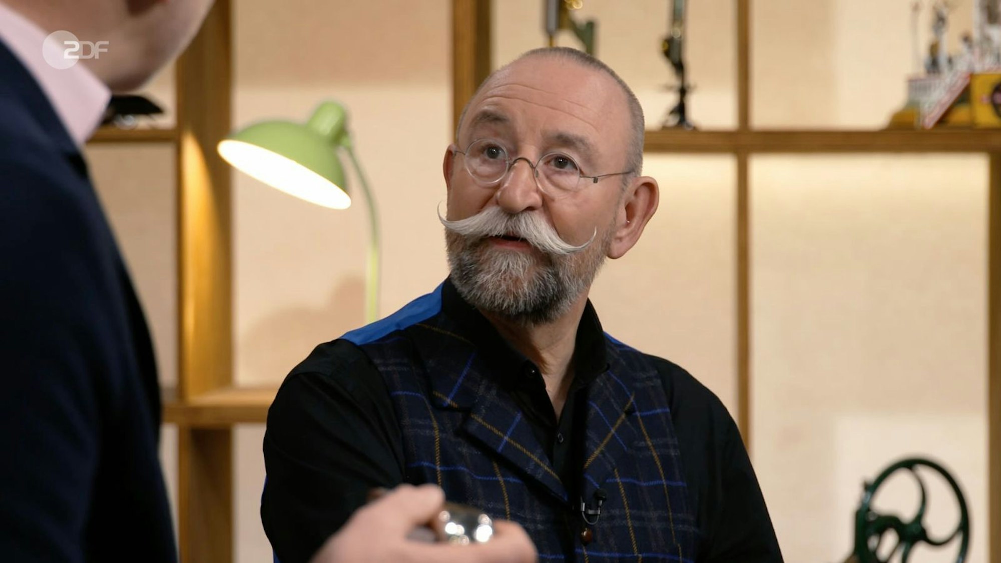 Horst Lichter beschwerte sich beim Experten über einen Stromschlag. (Bild: ZDF)