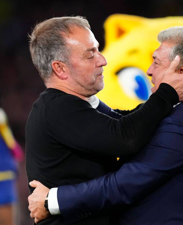 Hansi Flick (l.) und Klubpräsident Joan Laporta liegen sich nach dem Clásico-Erfolg in den Armen.