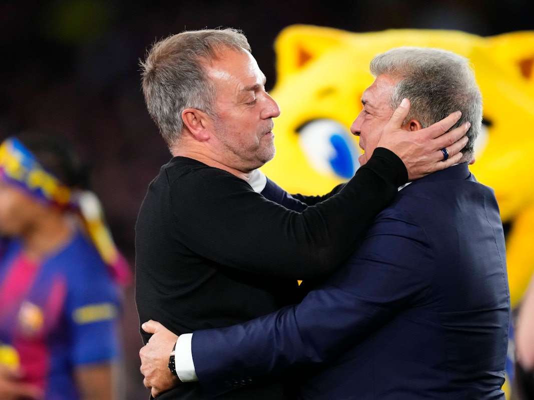 Hansi Flick (l.) und Klubpräsident Joan Laporta liegen sich nach dem Clásico-Erfolg in den Armen.