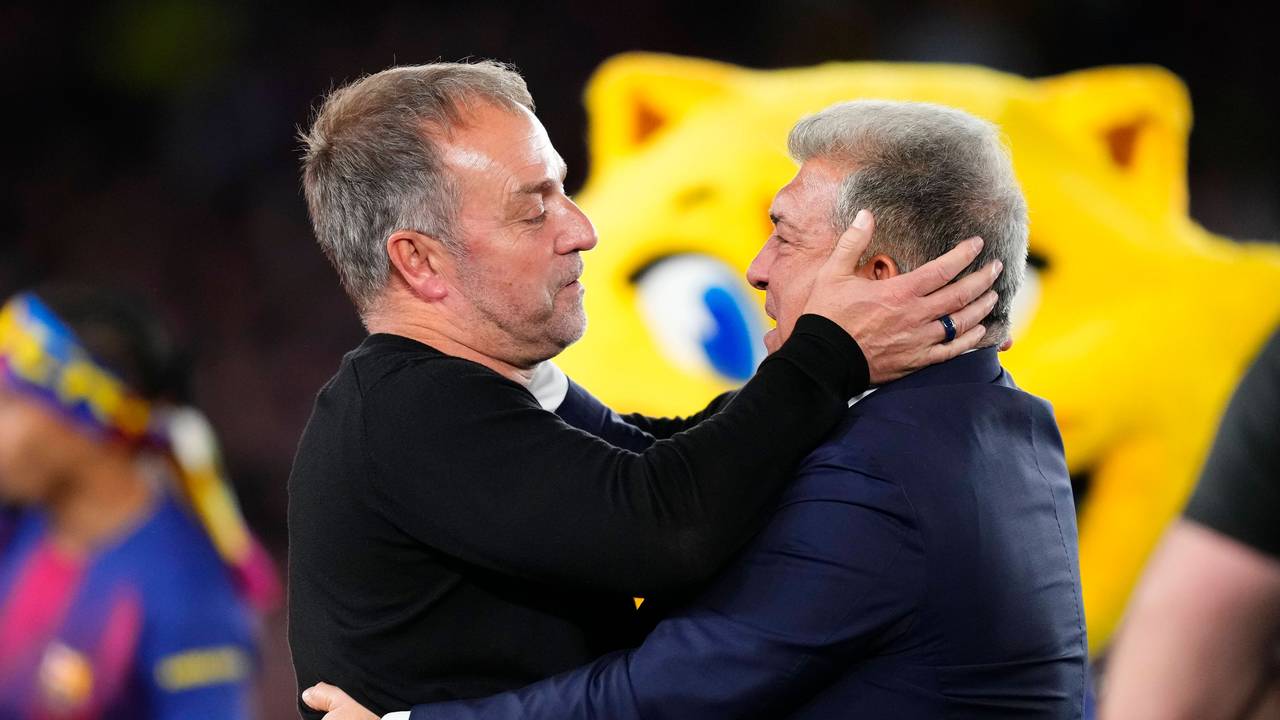 Hansi Flick (l.) und Klubpräsident Joan Laporta liegen sich nach dem Clásico-Erfolg in den Armen.