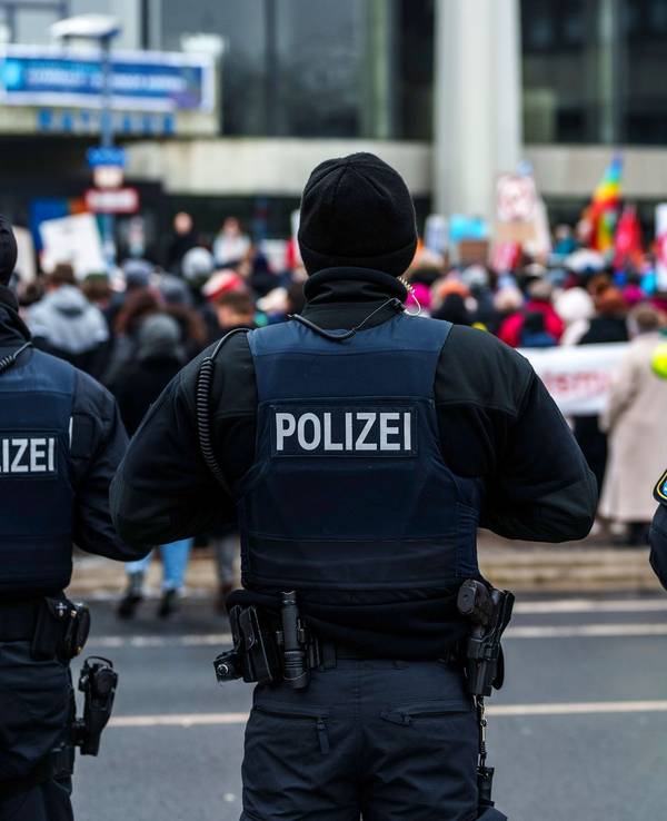 Polizei begleitet eine Demonstration gegen Rechtextremismus