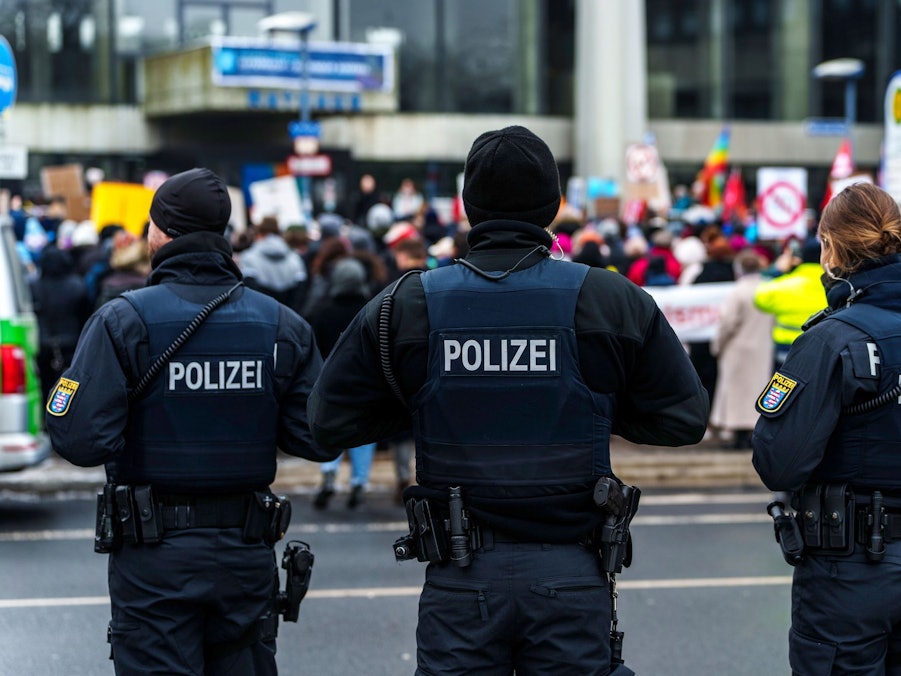 Polizei begleitet eine Demonstration gegen Rechtextremismus