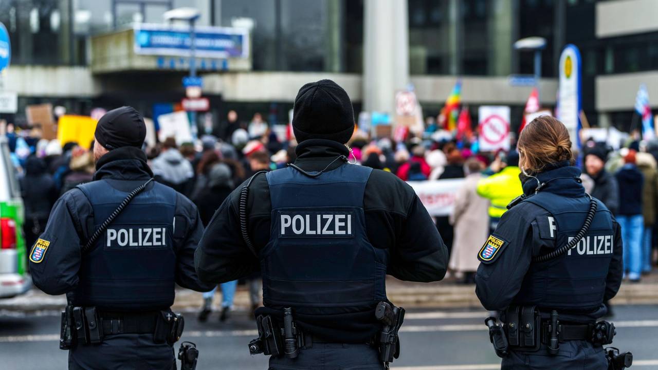 Polizei begleitet eine Demonstration gegen Rechtextremismus