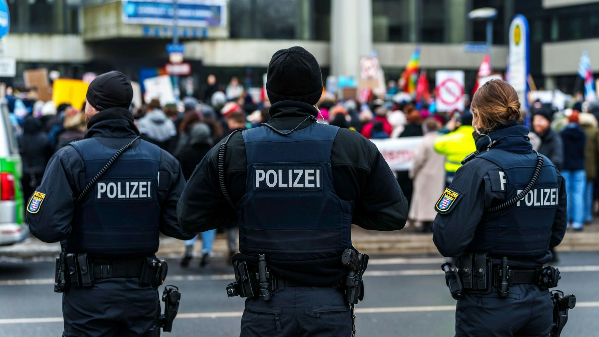 Polizei begleitet eine Demonstration gegen Rechtextremismus