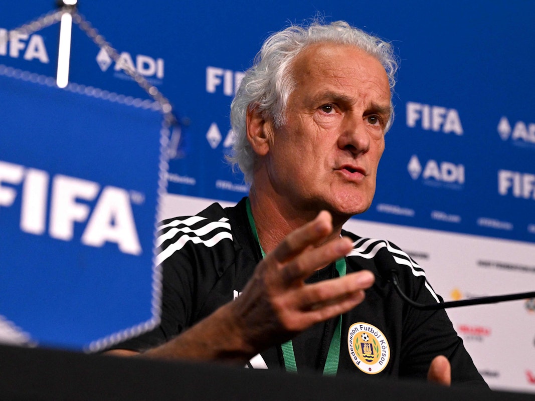 Trainer Fred Rutten spricht bei einer Pressekonferenz zu den Journalisten.