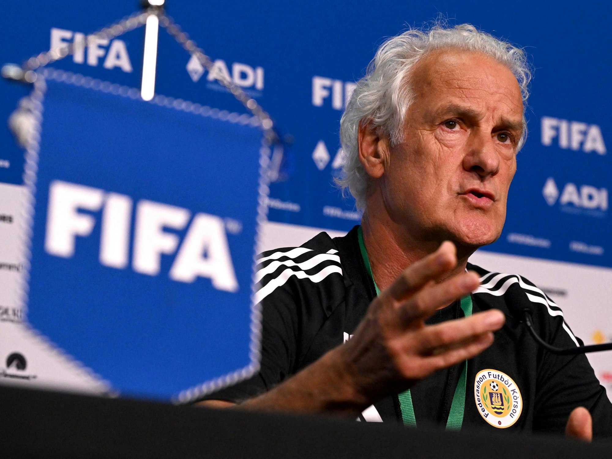 Trainer Fred Rutten spricht bei einer Pressekonferenz zu den Journalisten.