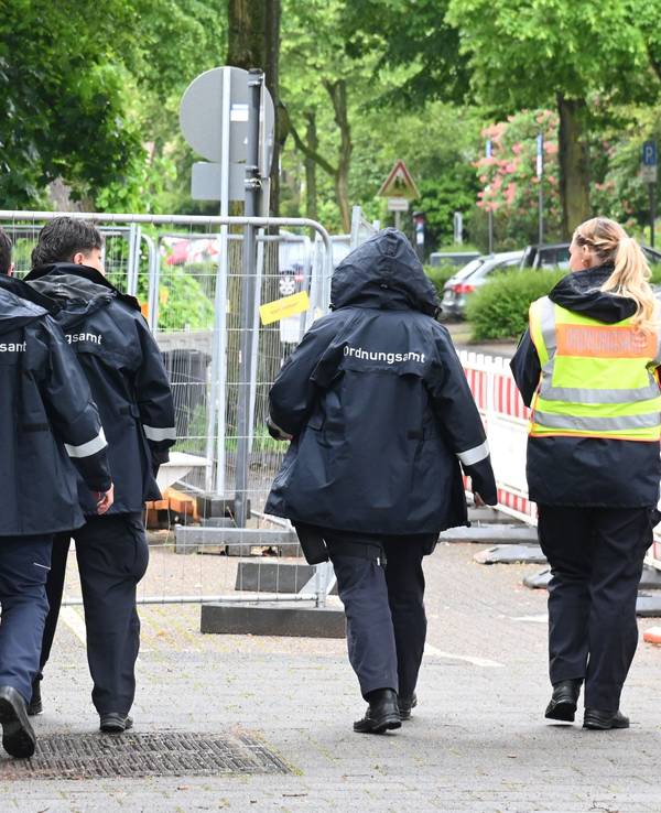 Mitarbeitende des Ordnungsamtes bei einem der Klingelrundgänge.