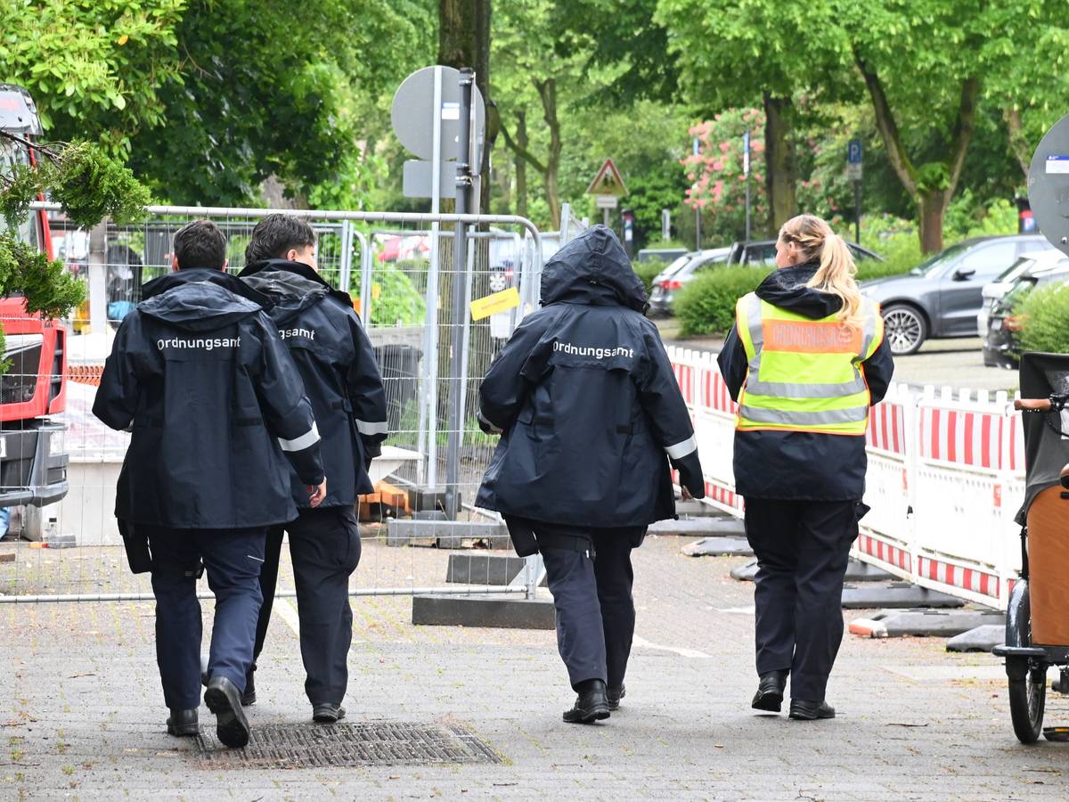 Mitarbeitende des Ordnungsamtes bei einem der Klingelrundgänge.