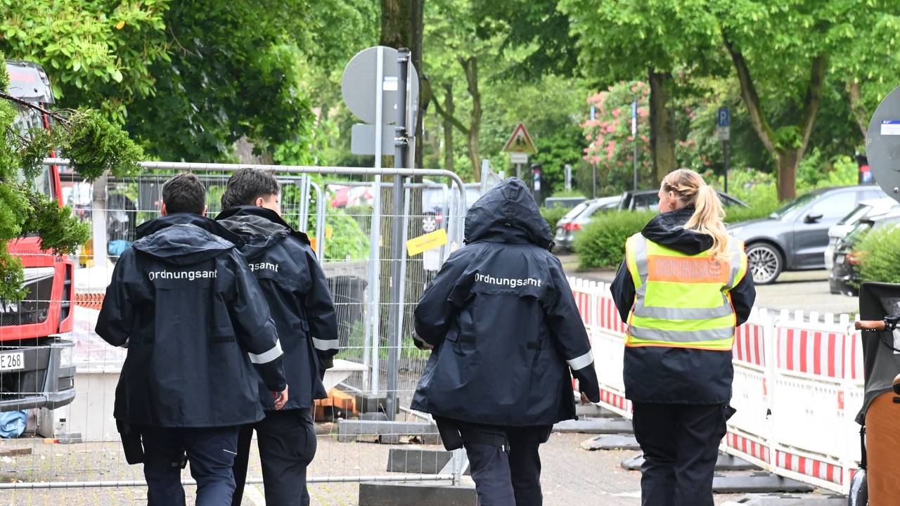 Mitarbeitende des Ordnungsamtes bei einem der Klingelrundgänge.