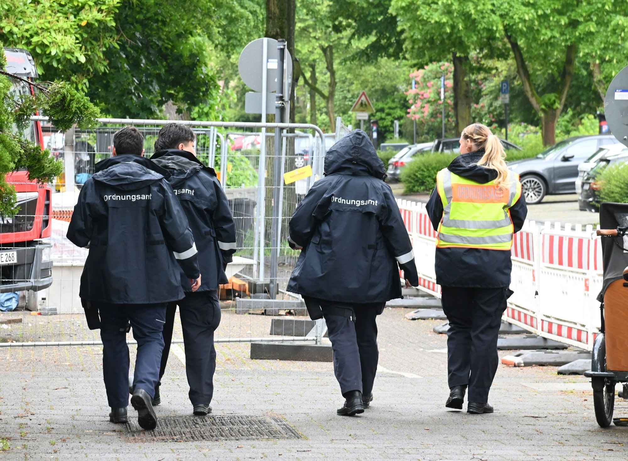 Mitarbeitende des Ordnungsamtes bei einem der Klingelrundgänge.