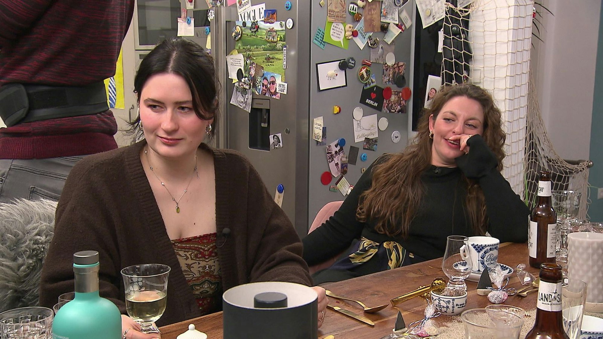 Krissi (links) und Jessica freuen sich auf den ersten Abend bei Steffi- (Bild: RTL)