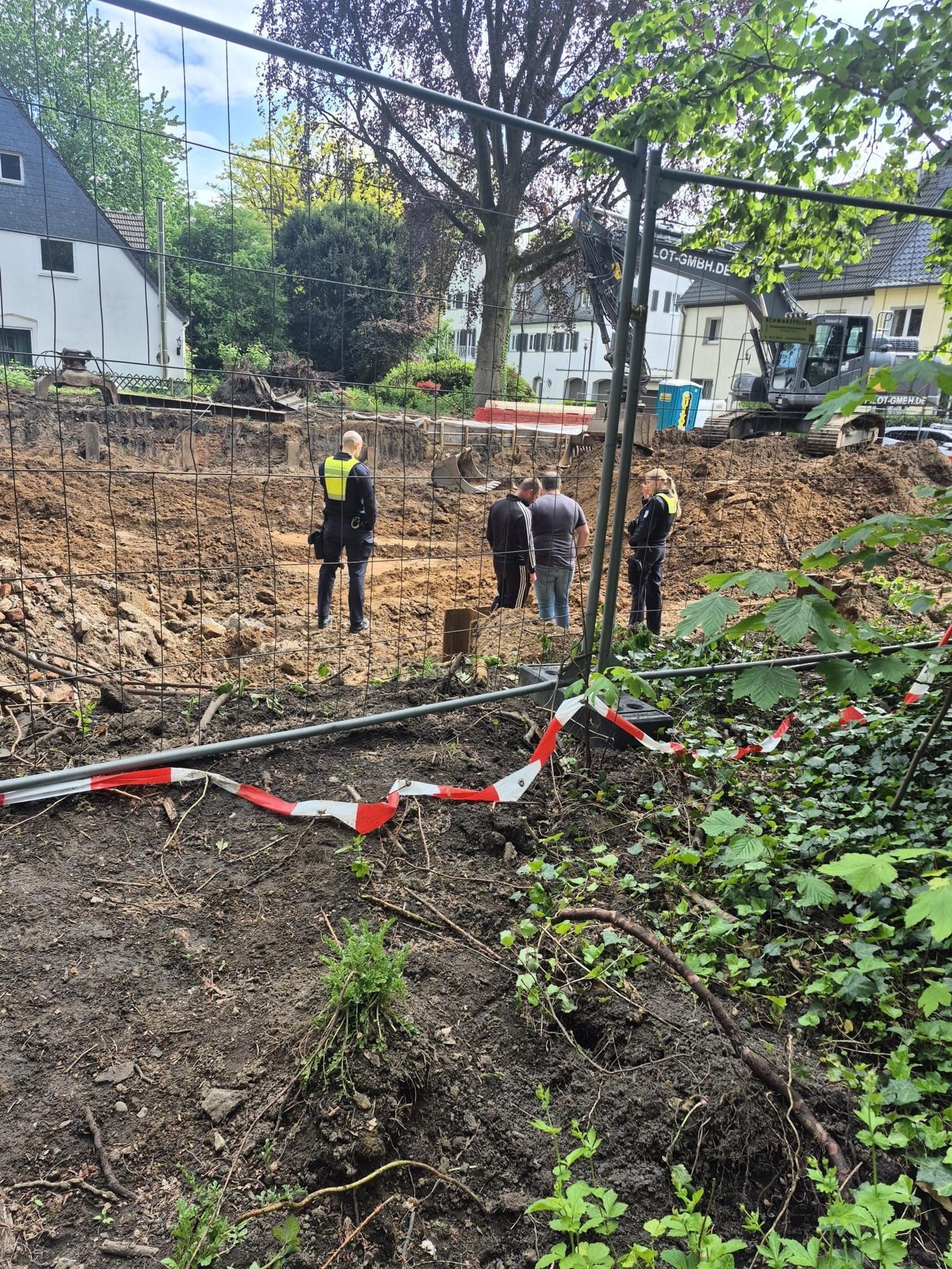 Die ersten Behördenkräfte vom Kölner Ordnungsamt hatten sich am Freitag am Fundort der Bombe einen ersten Überblick verschafft.
