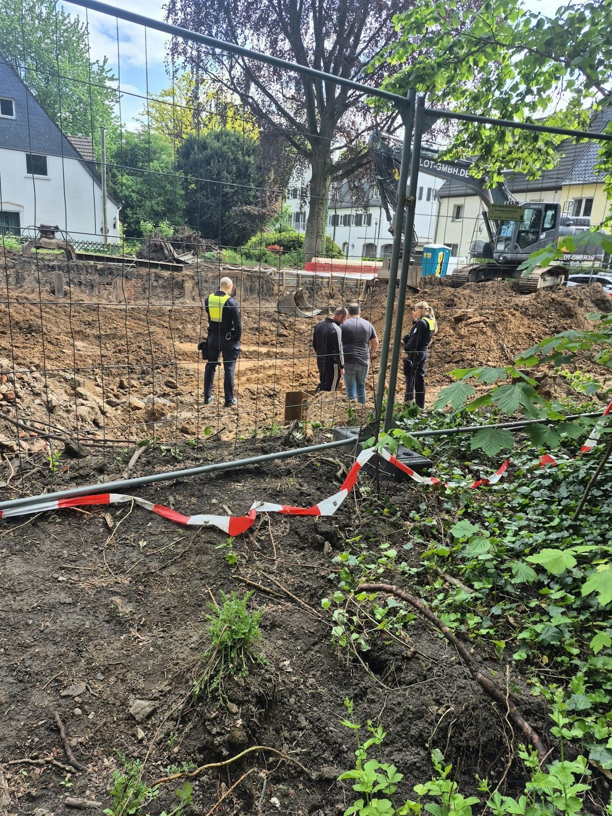 Die ersten Behördenkräfte vom Kölner Ordnungsamt hatten sich am Freitag am Fundort der Bombe einen ersten Überblick verschafft.