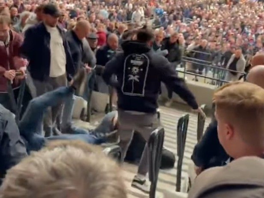 Arsenal-Fan wird Treppe runtergestoßen