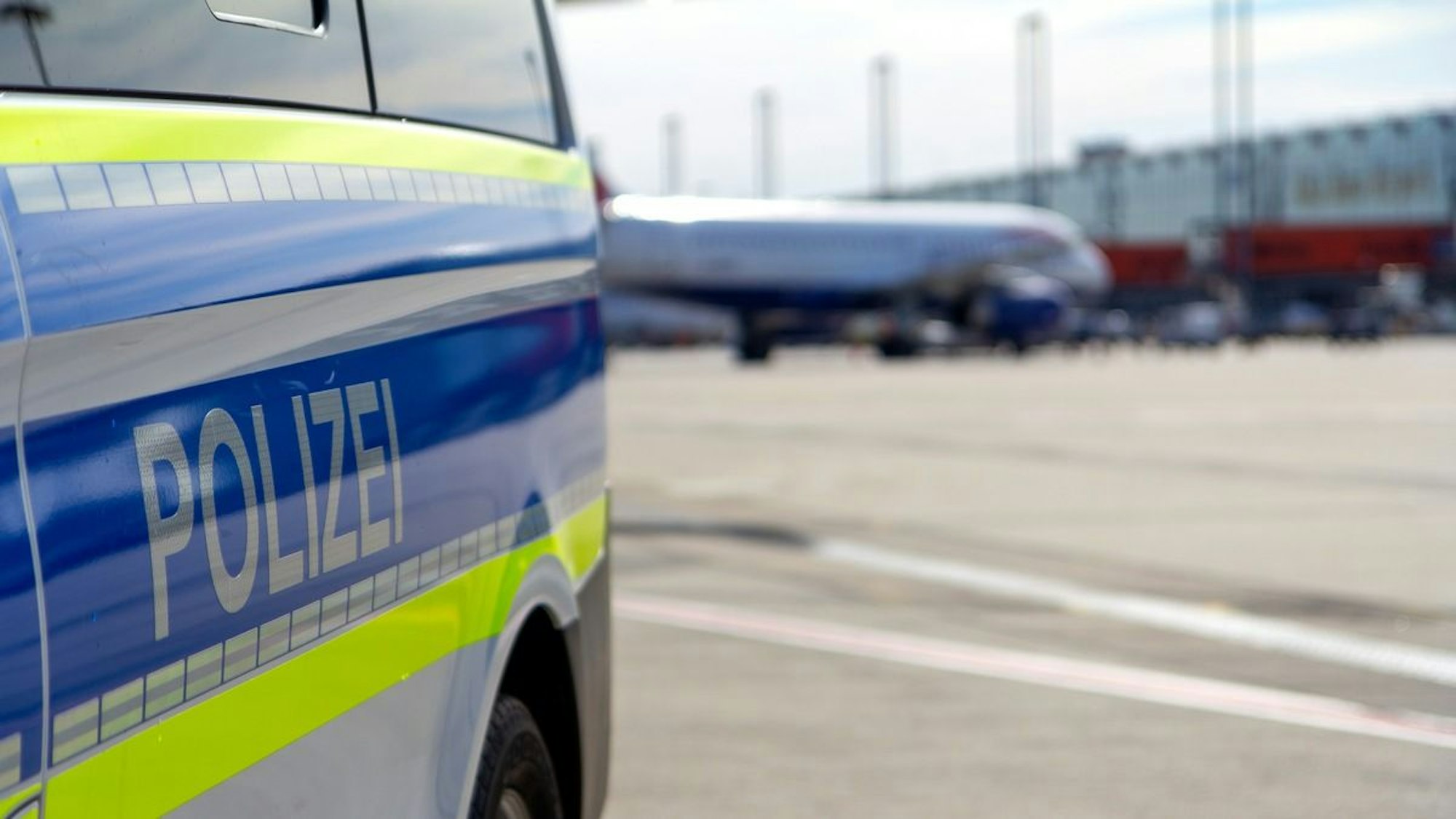 Ein Streifenwagen der Bundespolizei steht am Flughafen Köln/Bonn.