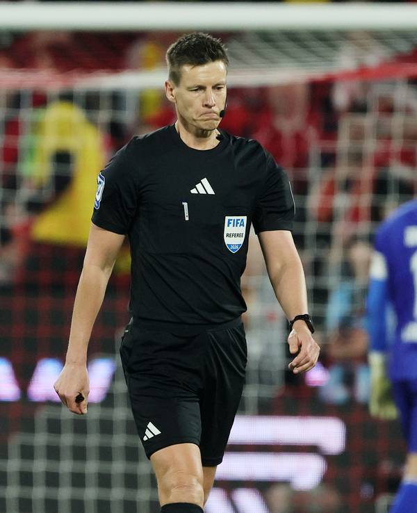 Schiedsrichter Daniel Siebert läuft über den Platz.