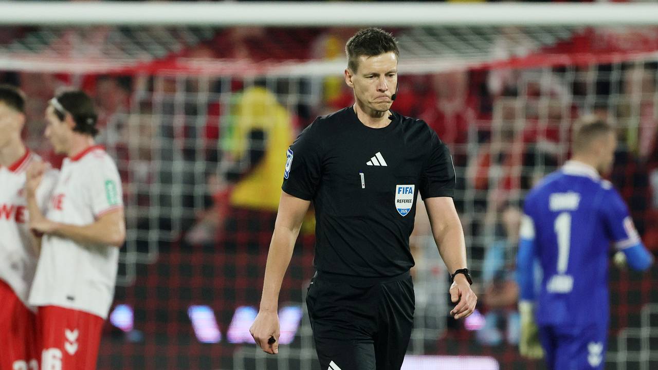 Schiedsrichter Daniel Siebert läuft über den Platz.