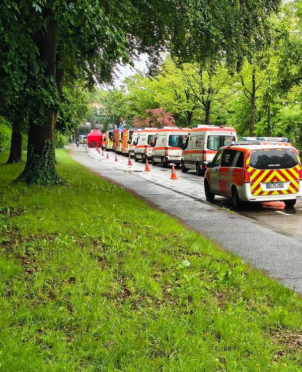 Mehr als 100 Krankenfahrten sind nötig, um Patienten und Patientinnen aus dem Krankenhaus Hohenlind in umliegende Kliniken zu bringen, sagte ein Sprecher der Stadt. Die Stadt greift auch auf Einsatzkräfte aus umliegenden Kreisen zurück. So sind vor Ort Fahrzeuge aus dem Rhein-Sieg-Kreis oder der Stadt Hürth zu sehen.